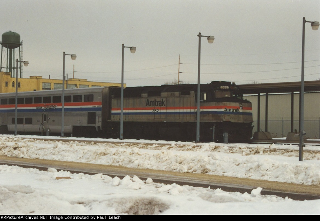 Short "Empire Builder" waits at the station